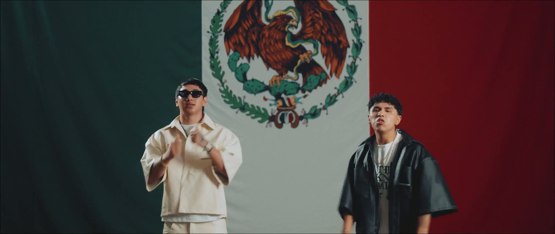 Frame from the Reloxito music video.
