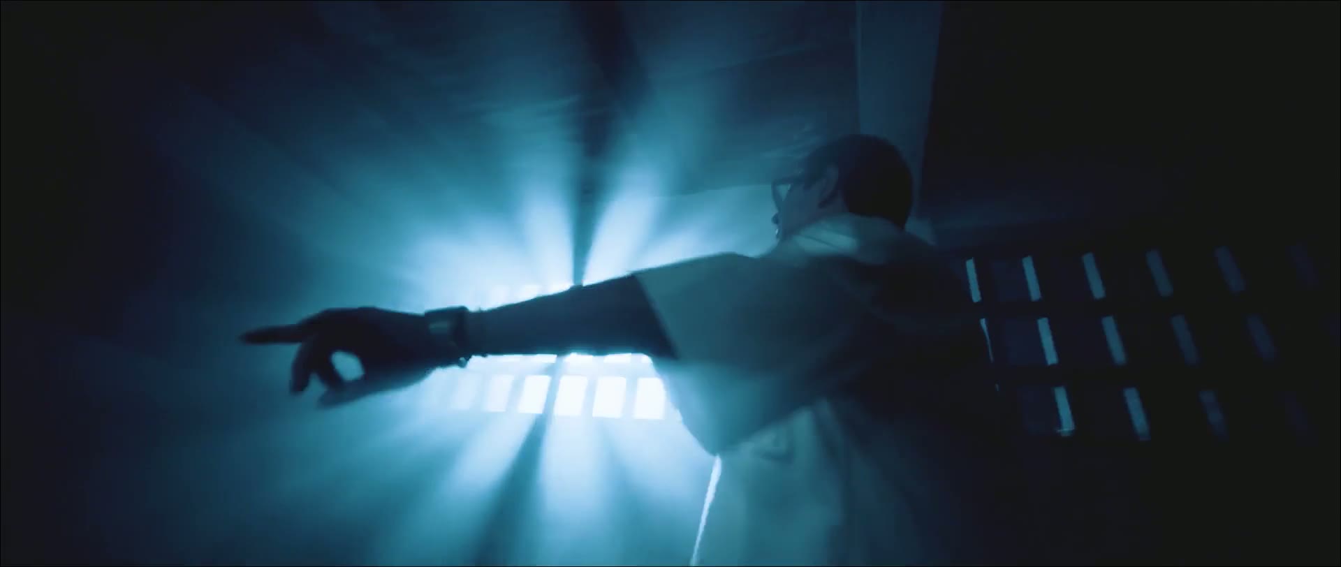 Frame from the Reloxito music video.